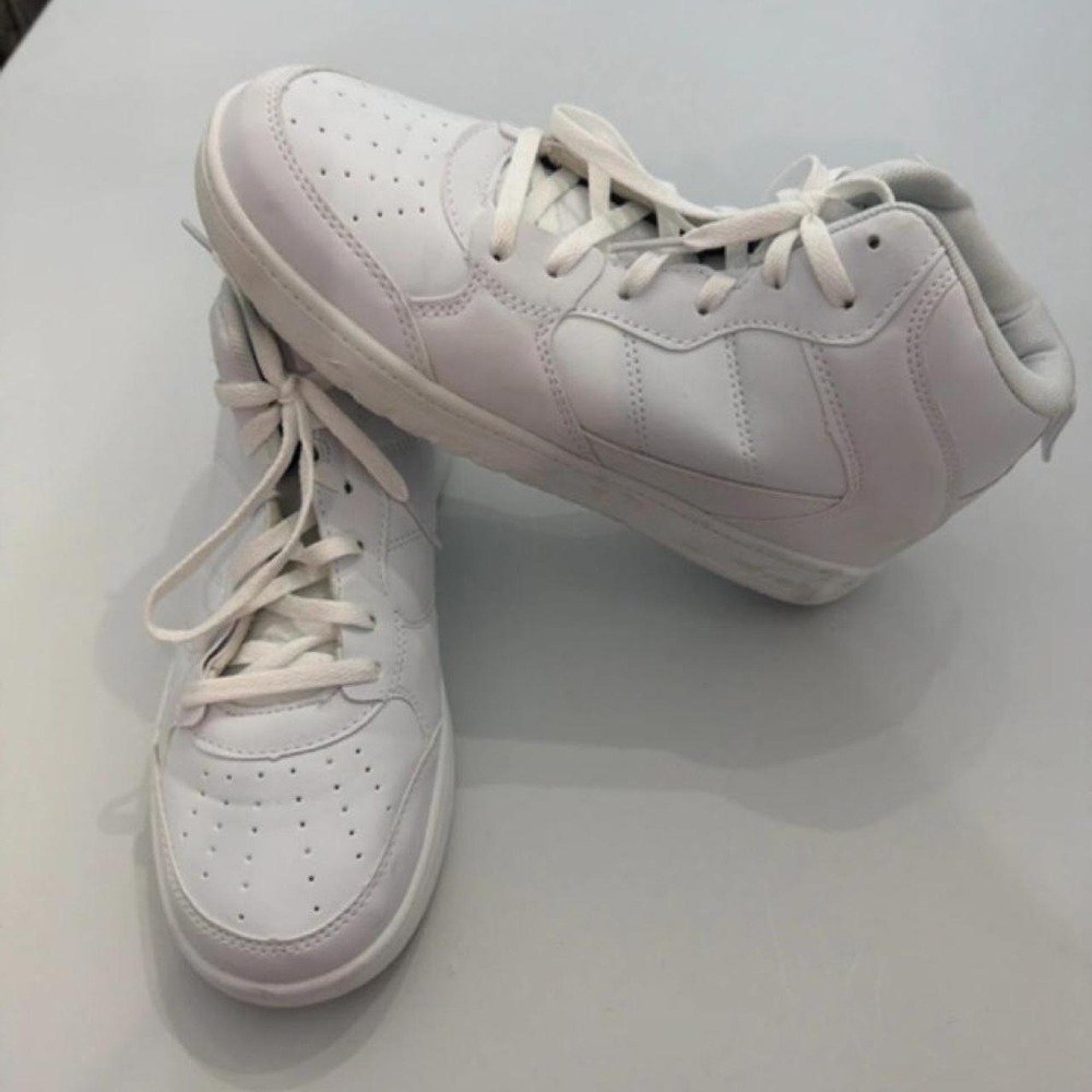 Men's size 7.5 White high-top sneakers